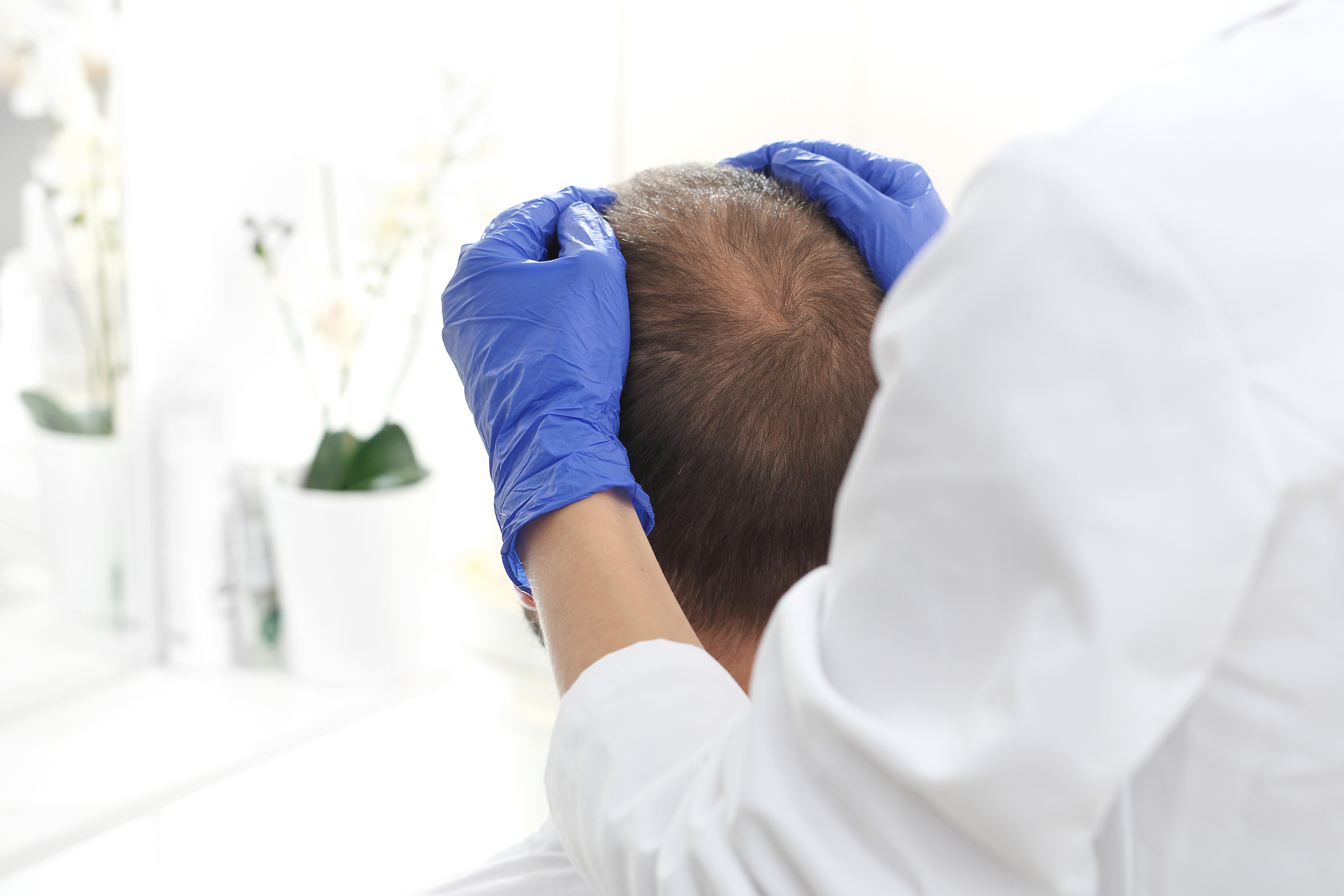 The masseur massages the man's head